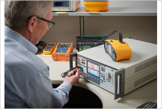 Fluke 5322A Calibrating an Electrical Safety Tester